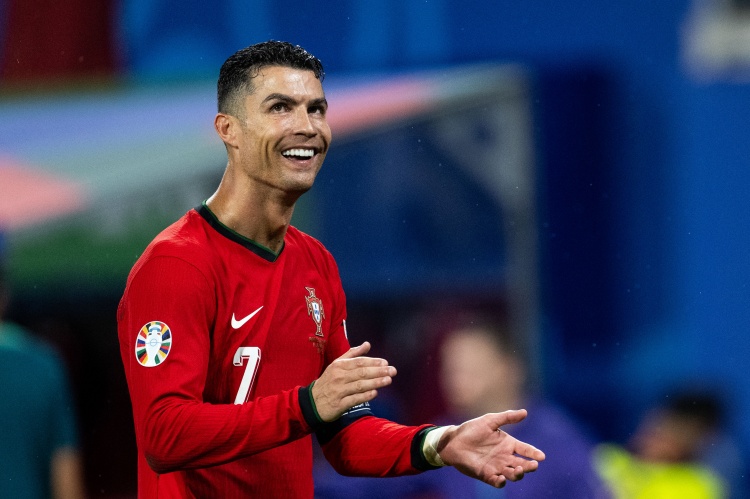 Cristiano Ronaldo Khởi Hành Dự UEFA Nations League: Tôi Tin Tưởng Vào Đội